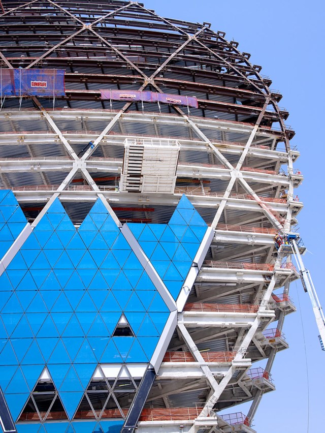 Bề mặt của t&ograve;a th&aacute;p được h&igrave;nh th&agrave;nh qua việc sử dụng cấu tr&uacute;c h&igrave;nh tam gi&aacute;c - một mạng lưới đường ch&eacute;o - bằng th&eacute;p. Kết cấu n&agrave;y sẽ&nbsp;gi&uacute;p tạo ra hiệu quả về kết cấu v&agrave; sự ổn định cho t&ograve;a nh&agrave; h&igrave;nh tr&ograve;n, linh hoạt hơn so với dạng h&igrave;nh chữ nhật th&ocirc;ng thường.