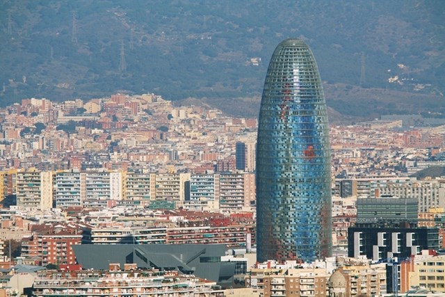 Nằm tại&nbsp;quảng trường&nbsp;Gl&ograve;ries Catalanes, th&agrave;nh phố Barcelona, T&acirc;y Ban Nha, th&aacute;p Torre Agbar l&agrave; c&ocirc;ng tr&igrave;nh do kiến tr&uacute;c sư nổi tiếng người Ph&aacute;p Jean Nouvel thiết kế.&nbsp;