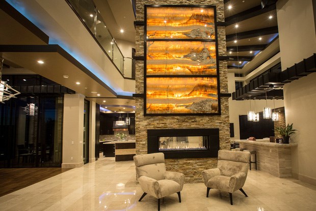 Căn biệt thự được thiết kế theo 3 t&ocirc;ng m&agrave;u chủ đạo l&agrave; m&agrave;u kem, m&agrave;u n&acirc;u v&agrave; m&agrave;u đen, bao gồm&nbsp;5 ph&ograve;ng ngủ, 7 ph&ograve;ng tắm, một ph&ograve;ng tập thể thao, một văn ph&ograve;ng mini, một ph&ograve;ng giải tr&iacute; v&agrave; bể bơi rộng ngo&agrave;i trời...&nbsp;Đ&aacute;ng ch&uacute; &yacute;, garage của căn biệt thự c&oacute; sức chứa tới 9 - 10 chiếc xe &ocirc; t&ocirc; c&ugrave;ng l&uacute;c.