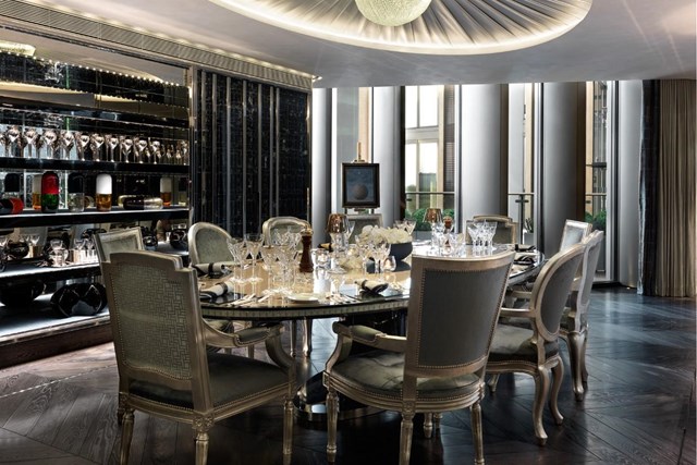 Ngo&agrave;i ra ở đ&acirc;y c&ograve;n c&oacute; một hầm kiểm so&aacute;t nhiệt độ cho rượu vang, dịch vụ l&agrave;m sạch xe, người phục vụ, v&agrave; b&atilde;i đậu xe tầng hầm.