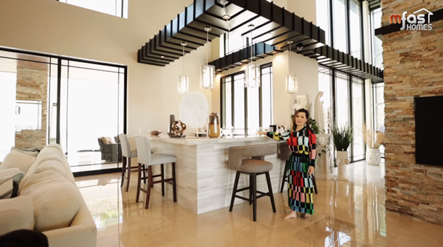 Một quầy bar nhỏ trong ph&ograve;ng kh&aacute;ch...