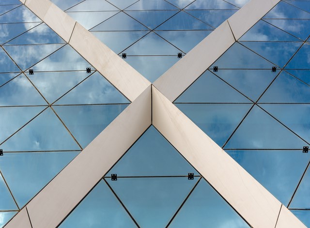 Hệ thống cấu tr&uacute;c tam gi&aacute;c sẽ gi&uacute;p loại bỏ bớt hệ thống cột b&ecirc;n trong t&ograve;a nh&agrave;, từ đ&oacute; tạo ra kh&ocirc;ng gian linh hoạt khi sử dụng so với cấu tr&uacute;c t&ograve;a nh&agrave; h&igrave;nh hộp th&ocirc;ng thường.&nbsp;Do kh&ocirc;ng c&oacute; cột, n&ecirc;n tổng diện t&iacute;ch s&agrave;n sử dụng 23 tầng của c&ocirc;ng tr&igrave;nh tương đương như diện t&iacute;ch của một t&ograve;a th&aacute;p 40 tầng.