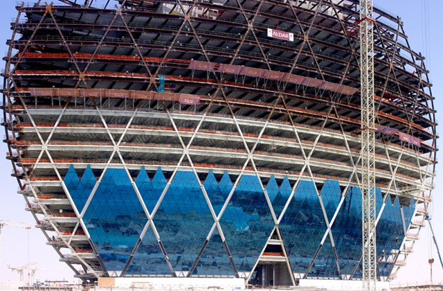 Phần r&agrave;o chắn n&agrave;y l&agrave; c&aacute;c lớp b&ecirc; t&ocirc;ng gắn với nhau, c&ugrave;ng cắm tr&ecirc;n c&aacute;c tấm đ&aacute; cứng, đặt s&acirc;u 16m so với mặt đất. D-wall c&oacute; nhiệm vụ chặn d&ograve;ng c&aacute;t lở v&agrave; nước ngầm d&acirc;ng l&ecirc;n nhằm đảm bảo phần đất b&ecirc;n trong c&oacute; thể được dời đi v&agrave; đứng trụ vững.