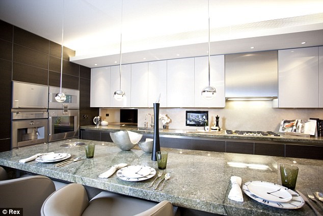 Ph&ograve;ng ăn lộng lẫy được b&agrave;i tr&iacute; tinh tế l&agrave; khu vực l&yacute; tưởng để c&oacute; những bữa ăn, tiệc t&ugrave;ng c&ugrave;ng bạn b&egrave;.