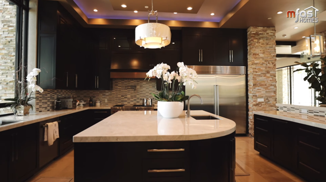 Ph&ograve;ng bếp được b&agrave;y tr&iacute; gọn g&agrave;ng, ngăn nắp, tiện dụng với đồ d&ugrave;ng nh&agrave; bếp th&ocirc;ng minh, 3 bồn rửa, 6 l&ograve; bếp c&ugrave;ng với tủ lạnh lớn.&nbsp;