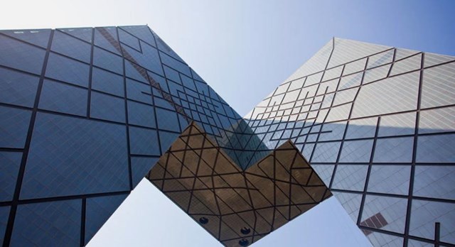 Hai c&ocirc;ng tr&igrave;nh n&agrave;y kết nối với nhau bởi một phần m&aacute;i lớn, tạo th&agrave;nh một đa gi&aacute;c c&oacute; phần mũi ch&igrave;a ra ph&iacute;a ngo&agrave;i.&nbsp;&nbsp;