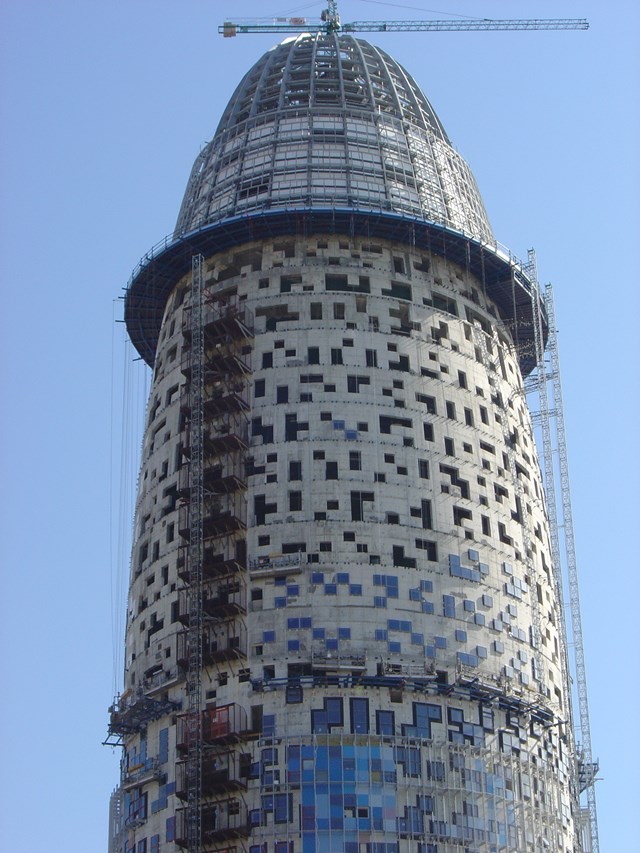 Thay v&agrave;o đ&oacute;, lớp b&ecirc;n trong l&agrave; kết cấu b&ecirc;-t&ocirc;ng cốt th&eacute;p, lớp &aacute;o nh&ocirc;m mỏng phủ đầy từ đấy đến đầu t&ograve;a th&aacute;p nhằm bảo vệ cho to&agrave;n bộ khối c&ocirc;ng tr&igrave;nh.&nbsp;