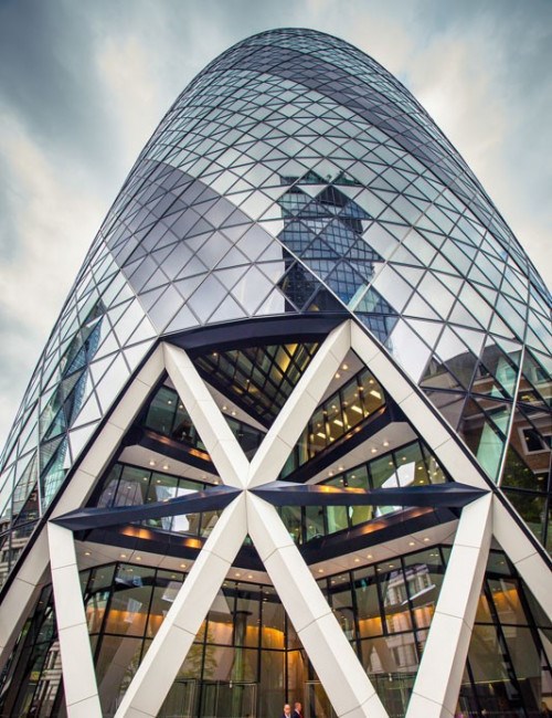 Kh&ocirc;́i c&ocirc;ng trình c&ograve;n được c&ocirc;́ định bởi lớp thép hình chữ V vươn l&ecirc;n tạo thành các vòng ch&ocirc;̀ng l&ecirc;n nhau.