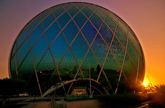 Do mặt cong của t&ograve;a th&aacute;p quay về hướng Đ&ocirc;ng - T&acirc;y, c&ugrave;ng thiết kế mặt k&iacute;nh trong, gi&uacute;p&nbsp;mọi người trong t&ograve;a th&aacute;p c&oacute; cơ hội ngắm cảnh ho&agrave;ng h&ocirc;n, b&igrave;nh minh một c&aacute;ch ch&acirc;n thực nhất.&nbsp;Mặt k&iacute;nh trước kh&ocirc;ng chỉ phản chiếu c&aacute;c c&ocirc;ng tr&igrave;nh xung quanh v&agrave; quang cảnh th&agrave;nh phố m&agrave; c&ograve;n gi&uacute;p&nbsp;ch&iacute;nh c&ocirc;ng tr&igrave;nh phản chiếu h&igrave;nh ảnh của m&igrave;nh trong vũ trụ rộng lớn. &nbsp;