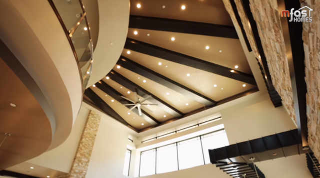 Về kiến tr&uacute;c, phần trần nh&agrave; biệt thự được x&acirc;y cao, phần nền nh&agrave; v&agrave; cột được l&aacute;t đ&aacute; t&ocirc;ng m&agrave;u kem chủ đạo&nbsp;để tạo cảm gi&aacute;c tho&aacute;ng đ&atilde;ng.&nbsp;