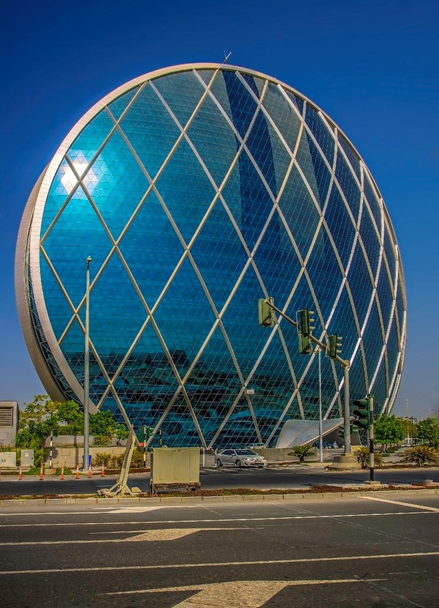 T&ograve;a th&aacute;p mang h&igrave;nh d&aacute;ng kh&ocirc;ng kh&aacute;c g&igrave; đồng xu được đặt đứng, với hai lớp k&iacute;nh uốn cong h&igrave;nh v&ograve;ng tr&ograve;n khổng lồ tr&ocirc;ng như thể vỏ s&ograve; đang mở. Với người Abu Dhabi, vỏ sỏ c&ograve;n mang &yacute; nghĩa s&acirc;u đậm bởi v&ugrave;ng đất n&agrave;y c&oacute; di sản l&agrave; nghề ra khơi.&nbsp;