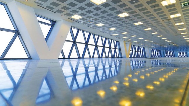 T&ograve;a nh&agrave; sử dụng tối đa nguồn &aacute;nh s&aacute;ng tự nhi&ecirc;n. B&ecirc;n cạnh đ&oacute;, một hệ thống thu gom chất thải ch&acirc;n kh&ocirc;ng tự động dưới l&ograve;ng đất cũng được t&iacute;ch hợp để t&aacute;i sử dụng c&aacute;c sản phẩm chất thải của t&ograve;a nh&agrave;. Hệ thống h&uacute;t r&aacute;c chuyển đến một trạm trung chuyển chất thải địa phương để t&aacute;i chế.&nbsp;