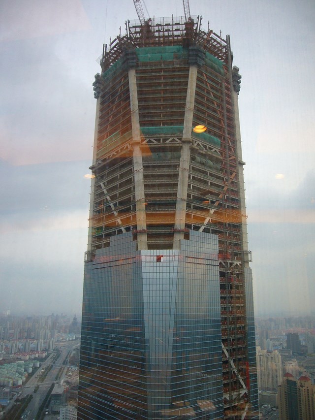 Để c&oacute; thể đỡ được t&ograve;a th&aacute;p, một l&otilde;i h&igrave;nh trụ b&ecirc; t&ocirc;ng b&aacute;t gi&aacute;c với 8 si&ecirc;u vật thể chịu lực v&agrave; 8 cột th&eacute;p ngo&agrave;i được x&acirc;y dựng.&nbsp;C&ugrave;ng với đ&oacute;, phần m&oacute;ng của t&ograve;a th&aacute;p c&ograve;n được n&acirc;ng đỡ bởi 1.062 cọc th&eacute;p, tr&aacute;ng b&ecirc; t&ocirc;ng d&agrave;y 4m, cắm xuống đất ở độ s&acirc;u 83,5m.&nbsp;