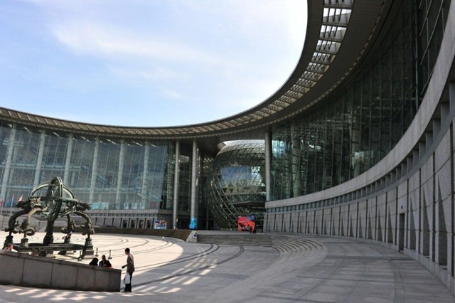 Bảo t&agrave;ng Khoa học v&agrave; C&ocirc;ng nghệ Thượng Hải mở cửa v&agrave;o năm 2001, diện t&iacute;ch 68.000 m2. Thiết kế của bảo t&agrave;ng n&agrave;y l&agrave; sự kết hợp h&agrave;i h&ograve;a giữa c&aacute;c yếu tố con người, thi&ecirc;n nhi&ecirc;n v&agrave; c&ocirc;ng nghệ.