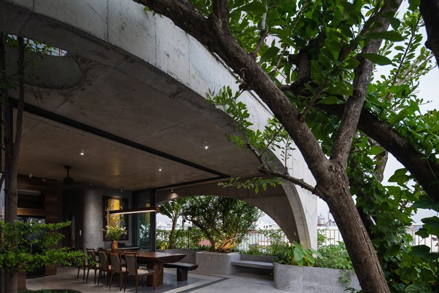 Chủ nh&agrave; sống ở S&agrave;i G&ograve;n phồn hoa, tấp nập, c&ocirc;ng việc bận rộn n&ecirc;n muốn c&oacute; một kh&ocirc;ng gian tận hưởng đ&uacute;ng nghĩa đ&iacute;ch thực kiểu nghỉ dưỡng v&agrave; l&agrave; một điểm nhấn ấm &aacute;p giữa khu phố chợ đ&ocirc;ng đ&uacute;c.