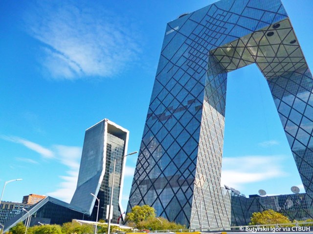 Phần th&acirc;n dưới của t&ograve;a th&aacute;p được thiết kế ngược hướng với phần m&aacute;i, tạo th&agrave;nh h&igrave;nh chữ U lộn ngược. Hai ch&acirc;n chữ U cho&atilde;i ra ngo&agrave;i khoảng 6 độ, tạo th&agrave;nh phần trụ vững chắc, li&ecirc;n kết với nhau bằng một khối kiến tr&uacute;c đồ sộ, gi&uacute;p n&acirc;ng đỡ to&agrave;n bộ trọng lượng của t&ograve;a nh&agrave;.&nbsp;