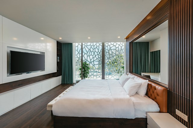 Biệt thự c&oacute; ba ph&ograve;ng ngủ với ban c&ocirc;ng l&agrave; b&ecirc; t&ocirc;ng sợ tạo cảm gi&aacute;c tho&aacute;ng đ&atilde;ng v&agrave; tạo n&ecirc;n điểm nhấn cho kh&ocirc;ng gian.