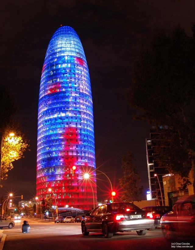 Điểm độc đ&aacute;o kh&aacute;c của Torre Agbar c&ograve;n nằm ở hệ thống chiếu s&aacute;ng về đ&ecirc;m bao gồm 4.500 đ&egrave;n Led được điều khiển bởi hệ thống m&aacute;y t&iacute;nh tự động. Hệ thống n&agrave;y cho ph&eacute;p chiếu s&aacute;ng với hơn 40 m&agrave;u sắc bằng nhiều h&igrave;nh th&ugrave; kh&aacute;c nhau, tạo n&ecirc;n vẻ đẹp ảo ảnh khi nh&igrave;n t&ograve;a th&aacute;p từ xa.