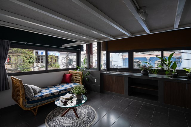 Kh&ocirc;ng gian bếp tho&aacute;ng đ&atilde;ng, ngập tr&agrave;n c&acirc;y xanh