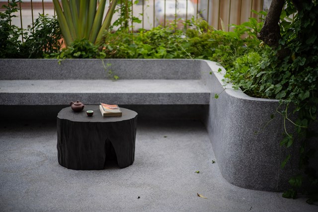 B&agrave;n tr&agrave; thư gi&atilde;n với vật liệu th&ocirc; mộc, tạo cảm gi&aacute;c gần gũi với thi&ecirc;n nhi&ecirc;n