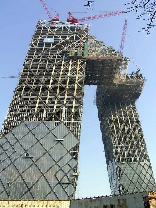 To&agrave;n bộ t&ograve;a nh&agrave; CCTV được thiết kế với bộ khung th&eacute;p lớn, nhựa composite c&ugrave;ng vật liệu c&oacute; thể c&aacute;ch nhiệt, điều chỉnh &aacute;nh độ s&aacute;ng tốt. C&aacute;c khối th&eacute;p lớn đan&nbsp;mạng với nhau th&agrave;nh h&igrave;nh tứ gi&aacute;c d&agrave;y đặc gi&uacute;p giải b&agrave;i to&aacute;n trọng lực cũng như l&agrave;m t&ograve;a th&aacute;p vững chắc hơn.