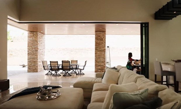 Căn hộ sử dụng nhiều&nbsp;phần cửa k&iacute;nh lớn tạo cảm gi&aacute;c tho&aacute;ng đ&atilde;ng, gần thi&ecirc;n nhi&ecirc;n, lại gi&uacute;p gia chủ ngắm to&agrave;n bộ&nbsp;khung cảnh nh&agrave; với nhiều sắc th&aacute;i kh&aacute;c nhau t&ugrave;y v&agrave;o thời gian trong ng&agrave;y. &nbsp;