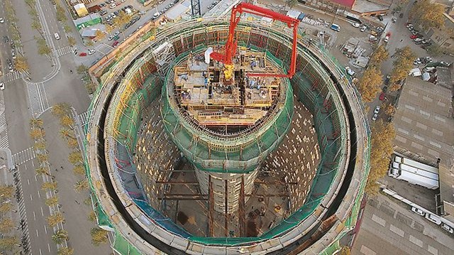 Nhằm tận dụng tối đa kh&ocirc;ng gian n&ecirc;n ph&iacute;a trong t&ograve;a th&aacute;p kh&ocirc;ng xuất hiện nhiều cột trụ.