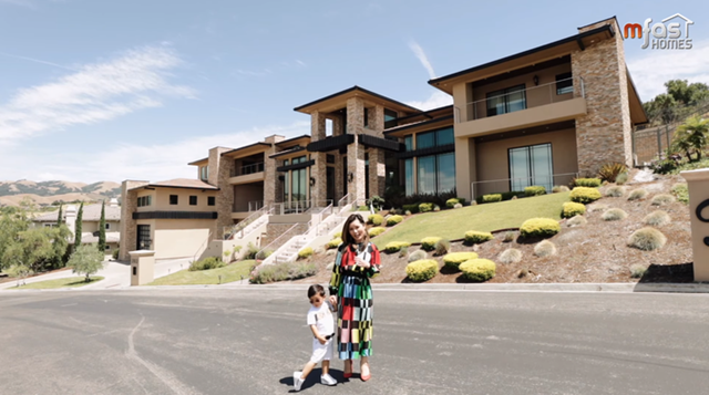 Vợ chồng nam ca sĩ Đan Trường đ&atilde; thu&ecirc; một kiến tr&uacute;c sư nổi danh tại Hollywood, người từng thiết kế nh&agrave; cho diva Celine Dion để kiến tạo n&ecirc;n c&ocirc;ng tr&igrave;nh n&agrave;y.