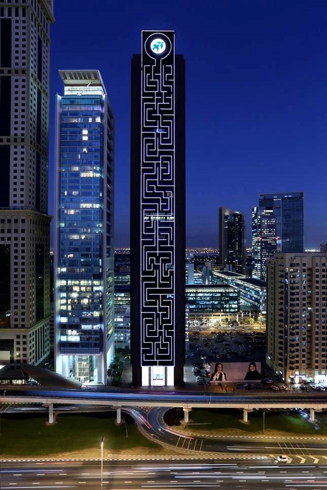 Điểm nhấn của t&ograve;a th&aacute;p c&ograve;n nằm ở hệ thống đ&egrave;n Led chiếu s&aacute;ng được bố tr&iacute; dọc theo đường m&ecirc; cung.