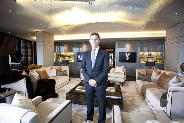 Với sự xuất hiện của khu chung cư cao cấp One Hyde Park, tỷ ph&uacute; địa ốc người Anh Nick Candy c&ugrave;ng với anh trai Christian đ&atilde; mang đến cho London một sự xa hoa đ&aacute;ng mơ ước trong v&agrave;i thập kỷ qua.