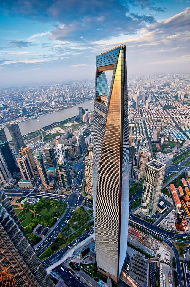 Với chiều cao 492m, c&ugrave;ng&nbsp;tổng diện t&iacute;ch mặt s&agrave;n 377.000m2, Trung t&acirc;m T&agrave;i ch&iacute;nh thế giới Thượng Hải l&agrave; một trong những t&ograve;a nh&agrave; cao nhất thế giới. T&ograve;a th&aacute;p c&oacute; h&igrave;nh d&aacute;ng đơn giản, đường n&eacute;t thiết kế tinh tế mang t&iacute;nh s&aacute;ng tạo với khung sườn th&eacute;p chịu lực nh&igrave;n kh&ocirc;ng nặng nề nhưng c&oacute; độ bền vững cao, ph&ugrave; hợp với kiểu nh&agrave; chọc trời. Trung t&acirc;m T&agrave;i ch&iacute;nh thế giới Thượng Hải c&ograve;n được b&igrave;nh chọn l&agrave; t&ograve;a nh&agrave; cao tầng đẹp nhất thế giới năm 2008.