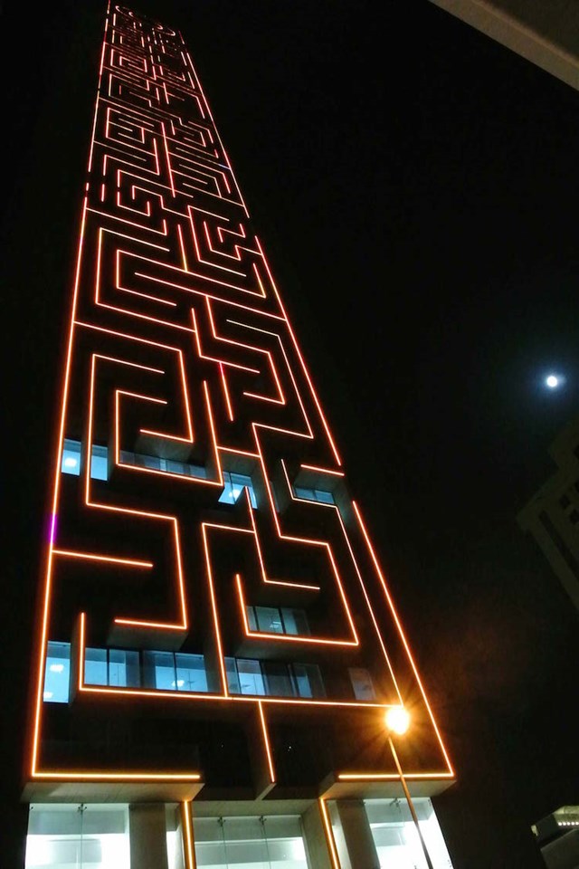 Đại diện của Maze Tower cho biết, &ldquo;Ch&uacute;ng t&ocirc;i lu&ocirc;n muốn The Maze tr&ocirc;ng giống như được chạm khắc từ một tảng đ&aacute; lớn n&ecirc;n đ&atilde; sử dụng kỹ thuật &aacute;nh s&aacute;ng v&agrave; đổ b&oacute;ng để l&agrave;m cho t&ograve;a th&aacute;p sống động hơn