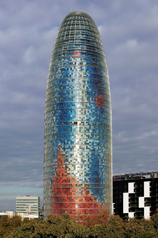 Theo kiến tr&uacute;c sư Nouvel, h&igrave;nh d&aacute;ng của Torre Agbar được lấy cảm hứng từ ngọn n&uacute;i của d&atilde;y Montserrat bao quanh Barcelona, đồng thời tr&ocirc;ng giống một mạch nước phun l&ecirc;n kh&ocirc;ng trung. Ch&iacute;nh bởi h&igrave;nh d&aacute;ng đặc biệt n&agrave;y m&agrave; t&ograve;a nh&agrave; c&ograve;n c&oacute; biệt hiệu kh&aacute;c l&agrave; 