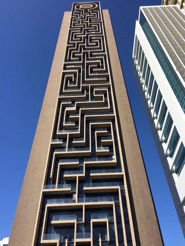 Để tăng t&iacute;nh thẩm mỹ cho t&ograve;a th&aacute;p, giới kiến tr&uacute;c sư đ&atilde; chọn đ&aacute; tự nhi&ecirc;n l&agrave; nguy&ecirc;n vật liệu được sử dụng xuy&ecirc;n suốt. Ri&ecirc;ng bề mặt trước của t&ograve;a nh&agrave; được ốp đ&aacute; hoa cương Verde Bahia nhập khẩu từ Brazil, kết hợp với k&iacute;nh m&agrave;u xanh&nbsp;tạo hiệu ứng ấn tượng cho người xem.&nbsp;