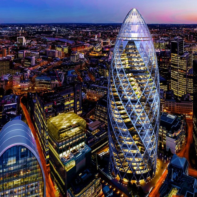 Các t&acirc;́m kính được làm 2 lớp, tạo th&agrave;nh một khe hở th&ocirc;ng gi&oacute; xung quanh c&aacute;c tầng, giúp&nbsp;tu&acirc;̀n hoàn kh&ocirc;ng khí&nbsp;hi&ecirc;̣u quả,&nbsp;mát mẻ vào mùa hè và &acirc;́m áp vào mùa đ&ocirc;ng.