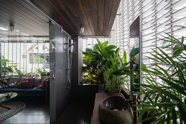 Tầng thượng kết hợp văn ph&ograve;ng l&agrave;m việc, kết nối với bếp bằng một cầu thang nhỏ lộ thi&ecirc;n theo kiểu bậc tam cấp tạo kh&ocirc;ng gian th&ecirc;m mềm mại.