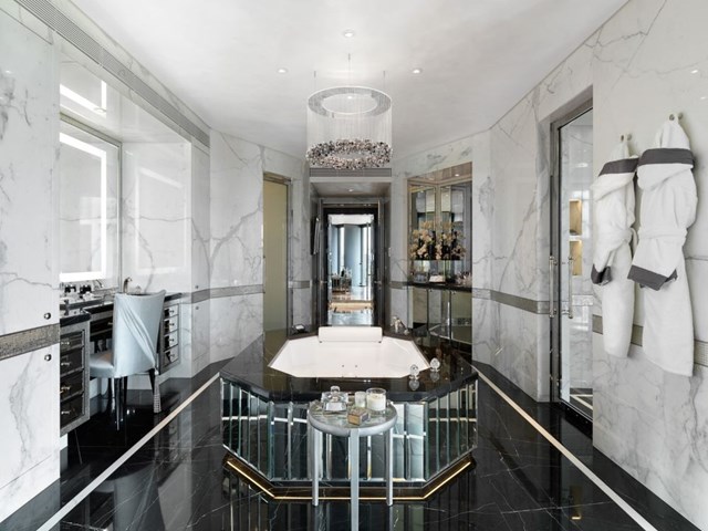 Ph&ograve;ng tắm l&aacute;t đ&aacute; cẩm thạch, được trang bị đầy đủ tiện nghi hiện đại, v&agrave; thậm ch&iacute; c&oacute; cả TV cao cấp để phục vụ việc giải tr&iacute;.