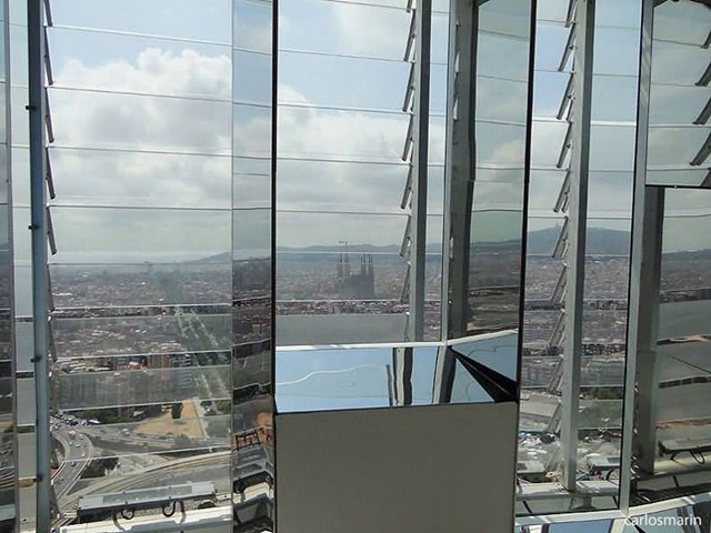 B&ecirc;n cạnh đ&oacute;, một hệ thống&nbsp;cảm biến nhiệt cho ph&eacute;p thay đổi sự đ&oacute;ng mở của c&aacute;c tấm k&iacute;nh, qua đ&oacute; tiết kiệm năng lượng sử dụng cho hệ thống điều h&ograve;a.