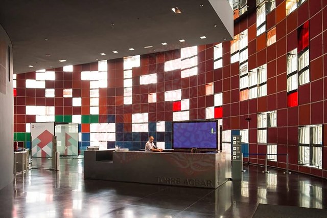 Hơn 4.500 &ocirc; cửa sổ bao phủ, trải d&agrave;i mặt tiền t&ograve;a th&aacute;p. Những khung cửa sổ n&agrave;y được thiết kế với c&ocirc;ng năng l&agrave;m tăng tối đa sự lưu th&ocirc;ng gi&oacute; tự nhi&ecirc;n.&nbsp;Đ&acirc;y cũng được xem l&agrave; t&ograve;a nh&agrave; c&oacute; cửa sổ v&agrave; k&iacute;nh chắn nhiều nhất thế giới.