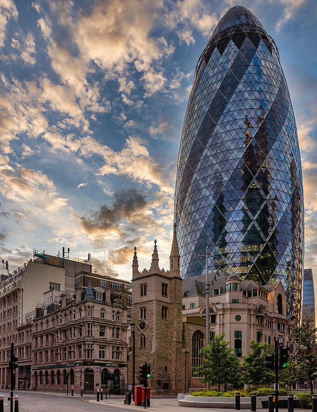 Tọa lạc tại số nh&agrave; 30&nbsp;Saint Mary Axe, London, Anh, t&ograve;a th&aacute;p 40 tầng n&agrave;y được biết đến với t&ecirc;n gọi l&agrave;&nbsp;Swiss Re Building hay The Gherkin.&nbsp;