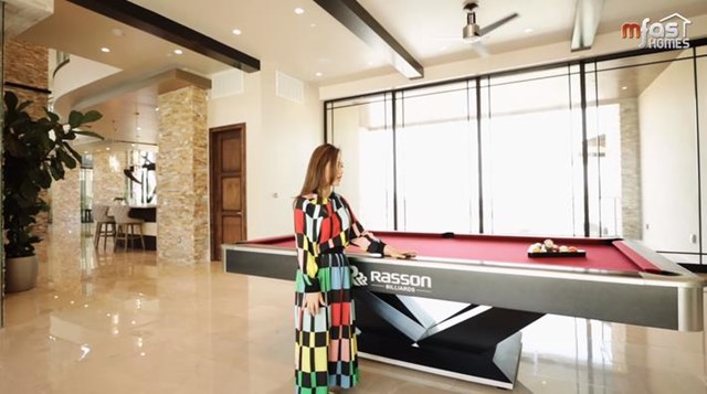 V&igrave; diện t&iacute;ch ng&ocirc;i nh&agrave; kh&aacute; lớn, để kh&ocirc;ng bị cho&aacute;ng ngợp giữa qu&aacute; nhiều đồ nội thất, thay v&igrave; l&agrave;m ph&ograve;ng kh&aacute;ch thứ 2 th&igrave; Thủy Ti&ecirc;n d&agrave;nh ri&ecirc;ng một khoảng kh&ocirc;ng gian để b&agrave;n chơi bida, gi&uacute;p kh&aacute;ch tới chơi c&oacute; m&oacute;n đồ giải tr&iacute;.