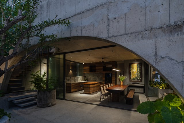 C&ocirc;ng năng ng&ocirc;i nh&agrave; gồm 6 tầng: tầng 1 l&agrave; garage đậu xe v&agrave; cửa h&agrave;ng cho thu&ecirc;; tầng 2 l&agrave; 3 căn hộ cho thu&ecirc; loại nhỏ; tầng 3 l&agrave; 3 căn hộ cho thu&ecirc; loại lớn; tầng 4 l&agrave; 1 ph&ograve;ng ngủ master, 2 ph&ograve;ng ngủ nhỏ c&ugrave;ng 1 ph&ograve;ng sinh hoạt chung; tầng 5 l&agrave; bếp v&agrave; ph&ograve;ng ăn; tầng 6 l&agrave; văn ph&ograve;ng l&agrave;m việc của chủ nh&agrave;.