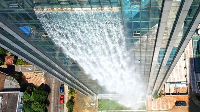 Để c&oacute; thể xối nước xuống bể lớn đặt dưới ch&acirc;n t&ograve;a th&aacute;p, 4 m&aacute;y bơm c&ocirc;ng suất lớn c&oacute; nhiệm vụ h&uacute;t nước từ bể ngầm chứa nước mưa, nước t&aacute;i chế v&agrave; bơm l&ecirc;n ph&iacute;a đỉnh th&aacute;c. Phần nước n&agrave;y đ&atilde; được lọc v&agrave; xử l&yacute; để đảm bảo nước lu&ocirc;n sạch.