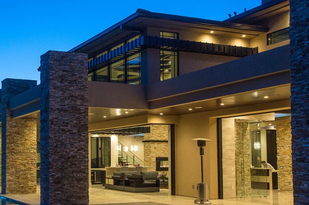 V&igrave; được thiết kế c&ocirc;ng phu n&ecirc;n phải mất 3 năm căn biệt thự mới ho&agrave;n th&agrave;nh. Ước t&iacute;nh, gi&aacute; trị của căn biệt thự v&agrave;o khoảng 5,58 triệu USD (tương đương 128 tỷ đồng). Đ&acirc;y cũng ch&iacute;nh l&agrave; m&oacute;n qu&agrave; m&agrave; vợ chồng anh d&agrave;nh tặng cho qu&yacute; tử đầu l&ograve;ng - b&eacute; Mathis Thi&ecirc;n Từ.