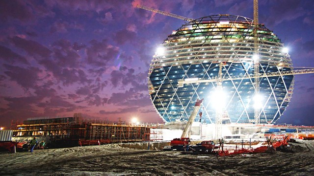 Sau khi t&iacute;nh to&aacute;n được phần m&oacute;ng, c&aacute;c kiến tr&uacute;c sư sẽ đối mặt với thử th&aacute;ch giảm sức cản của gi&oacute; b&atilde;o l&ecirc;n th&aacute;p Al Dar. Gi&oacute; giật mạnh nhất ở c&aacute;ch mặt đất 50 - 150m, v&agrave; với độ cao 121m, t&ograve;a th&aacute;p lại nằm đ&uacute;ng trong v&ugrave;ng nguy hiểm.