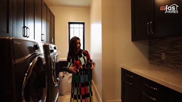 Ph&ograve;ng giặt đồ cũng được thiết kế hiện đại, m&agrave;u sắc h&agrave;i h&ograve;a theo tổng thể 3 m&agrave;u chủ đạo của căn biệt thự.