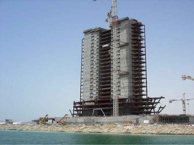 Do đ&oacute;, hai l&otilde;i cột trụ cao 125m gi&uacute;p củng cố độ vững của Al Dar được dựng l&ecirc;n. Được tăng cường bởi 6.500 tấn th&eacute;p, v&agrave; h&agrave;ng chục ngh&igrave;n m&eacute;t khối b&ecirc; t&ocirc;ng, c&aacute;c l&otilde;i n&agrave;y sẽ gi&uacute;p truyền trọng tải v&agrave;o c&aacute;c cọc trụ.&nbsp; &nbsp;