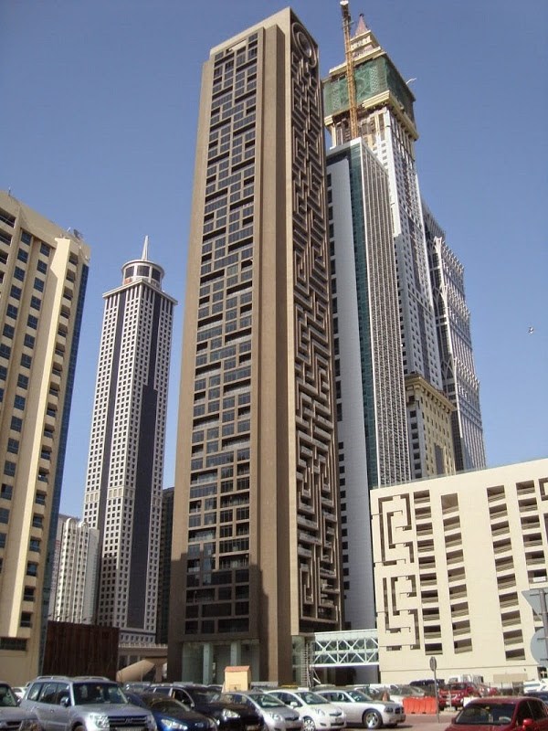 Tọa lạc tr&ecirc;n đường Sheikh Zayed, th&agrave;nh phố Dubai,&nbsp;t&ograve;a nh&agrave; chọc trời c&oacute; t&ecirc;n gọi Maze Tower (tạm dịch l&agrave; t&ograve;a th&aacute;p m&ecirc; cung) kh&ocirc;ng chỉ thu h&uacute;t sự ch&uacute; &yacute; của chuy&ecirc;n gia kiến tr&uacute;c m&agrave; c&ograve;n g&acirc;y ấn tượng với người xem bởi sự độc đ&aacute;o v&agrave; s&aacute;ng tạo.