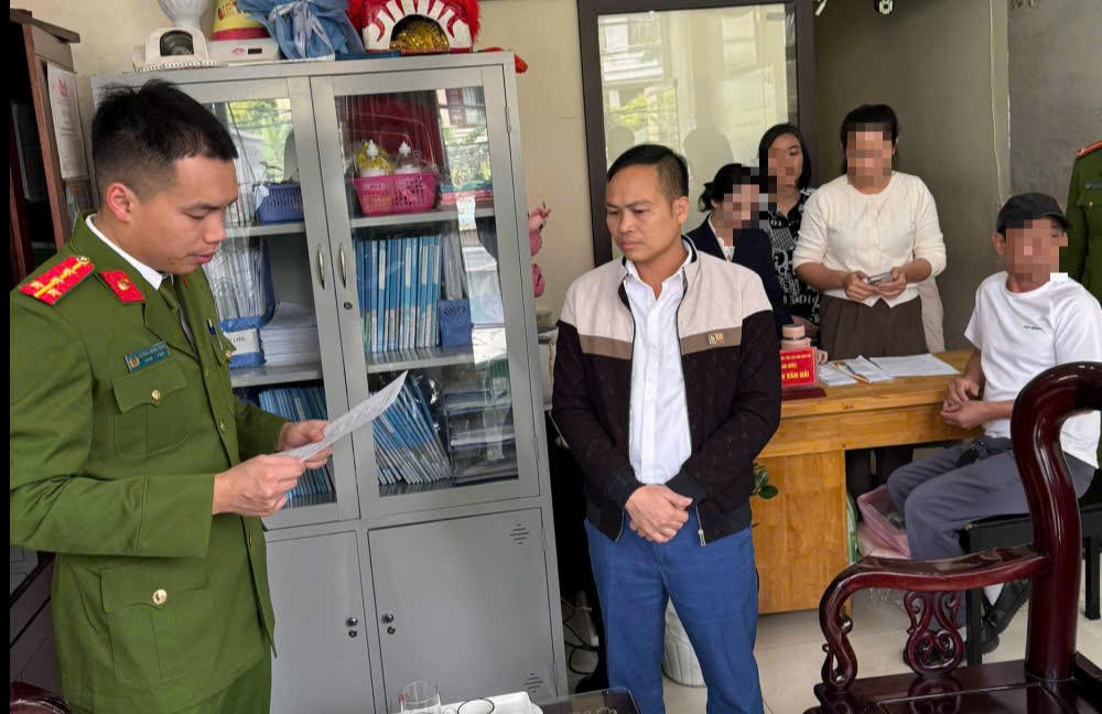 Công an tỉnh Quảng Ninh thực hiện quy trình tố tụng đối với Nguyễn Văn Hải, Giám đốc Trung tâm công tác xã hội Hải Hà. Ảnh: Công an tỉnh Quảng Ninh