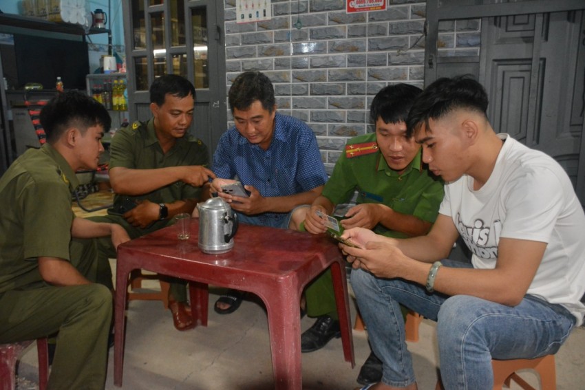 Ông Lường Minh Thành - Tổ trưởng Tổ ANTT KP Vĩnh Hiệp, phường Tân Triều (người thứ 2 từ trái qua).